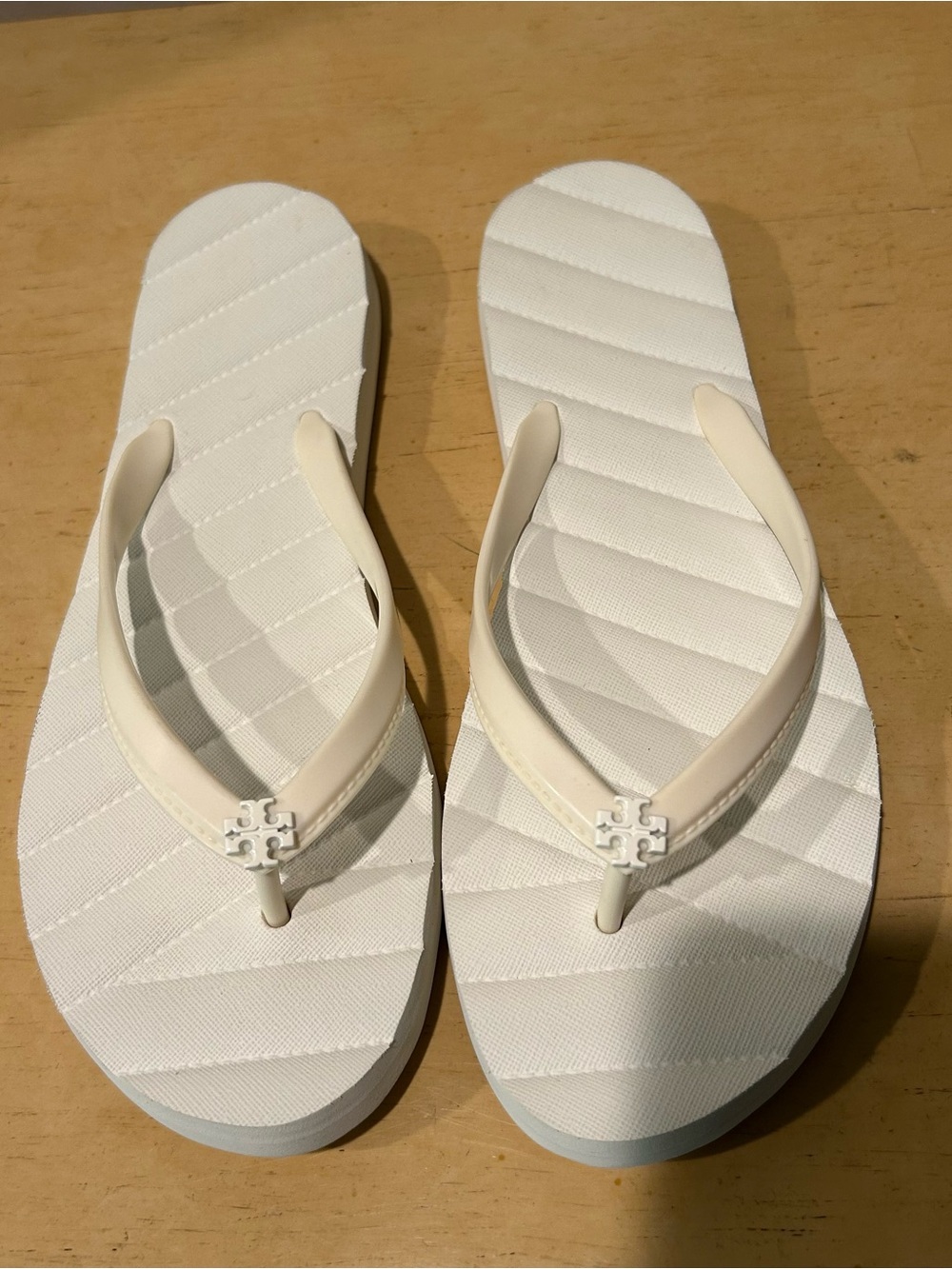 Tory Burch womens quilted Kira flip-flop in size 11